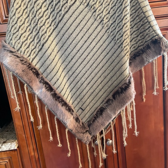 Woolen Kashmiri Poncho - Picture 11 of 12